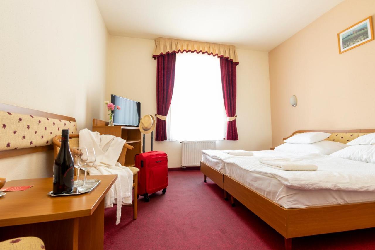 Hotel Imperial Gyogyszallo Es Gyogyfurdo Kiskoros Εξωτερικό φωτογραφία